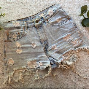 Levis Cut Off Light Wash Distressed Jean